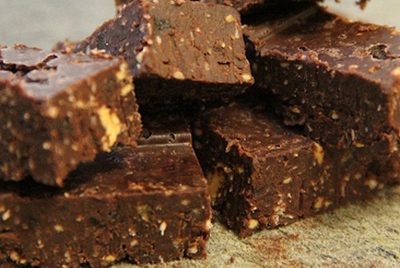 Vegan Chocolate & Almond Butter Fudge (In Under 5 Mins)